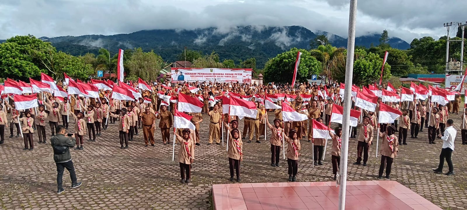 Kabupaten Solok Canangkan Pembagian Bendera Merah Putih Tahun 2024